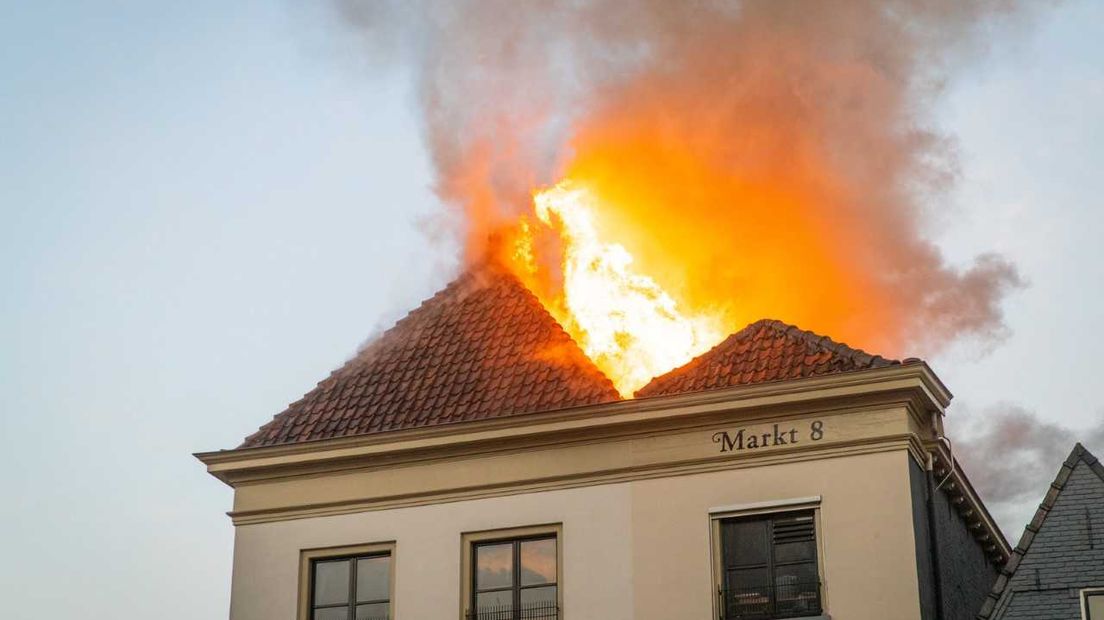 In Hattem heeft donderdagmorgen brand gewoed in een appartement in de historische binnenstad. Het appartement ligt boven restaurant Daandels, op de hoek van de Markt en de Kerkstraat.
