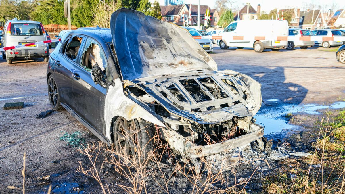 Auto brandt uit in Emmen