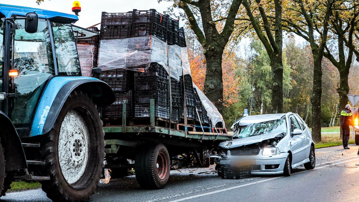 Automobilist boort auto in achterkant wagen bij Barger-Compascuum
