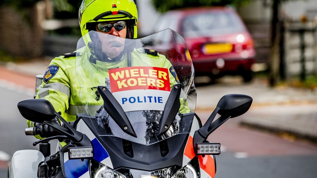 Een motoragent van de politie