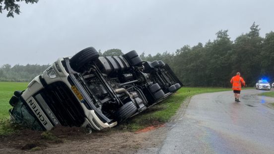 Vrachtwagen kantelt in scherpe bocht, chauffeur naar ziekenhuis