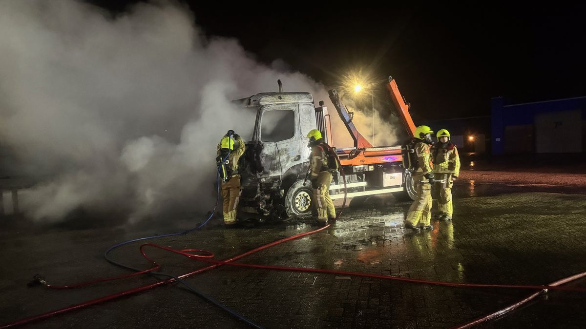 Vrachtwagen brandt uit in Baexem