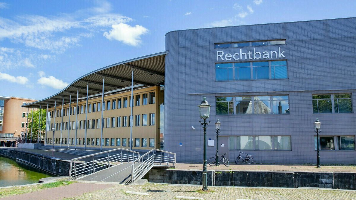 Man met broek op zijn knieën vraagt meisjes naar de weg: 'Ik zocht