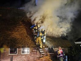 Brand meester bij rietgedekte woning in Ansen