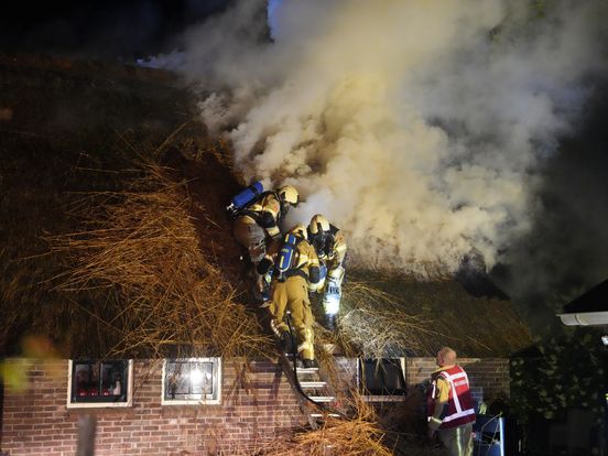 Rietgedekte woning vat vlam in Ansen