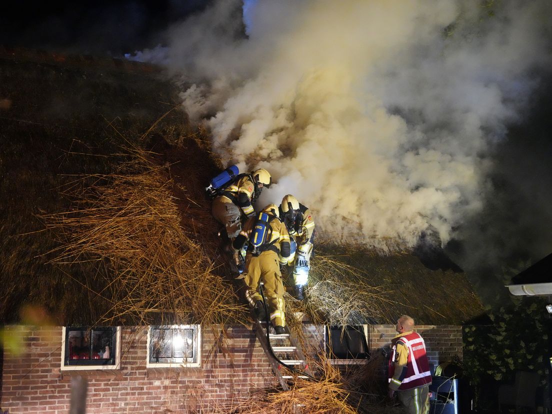 Rietgedekte woning vat vlam in Ansen, NL-alert verstuurd