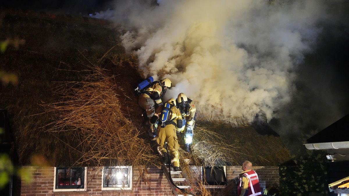 Brand meester bij rietgedekte woning in Ansen