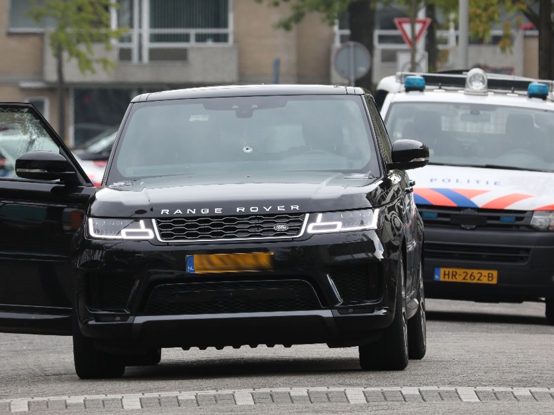 Een auto met mogelijke kogelgaten in de Kreeftstraat