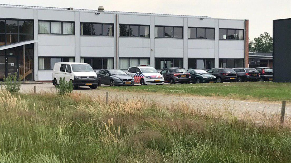 De politie doet onderzoek bij het kantoor in Nieuw-Buinen (Rechten: Erwin Kikkers/RTV Drenthe)