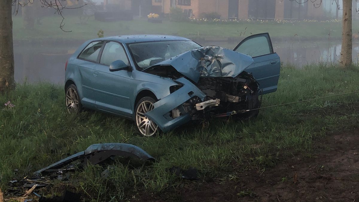 Auto raakt naast de weg in Vegelinsoord, één persoon naar het ziekenhuis