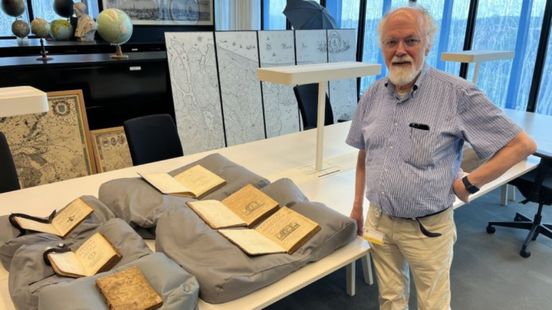Jos is bang dat eeuwenoude boeken in de kliko belanden, dus schenkt hij ze aan de universiteit Nieuws