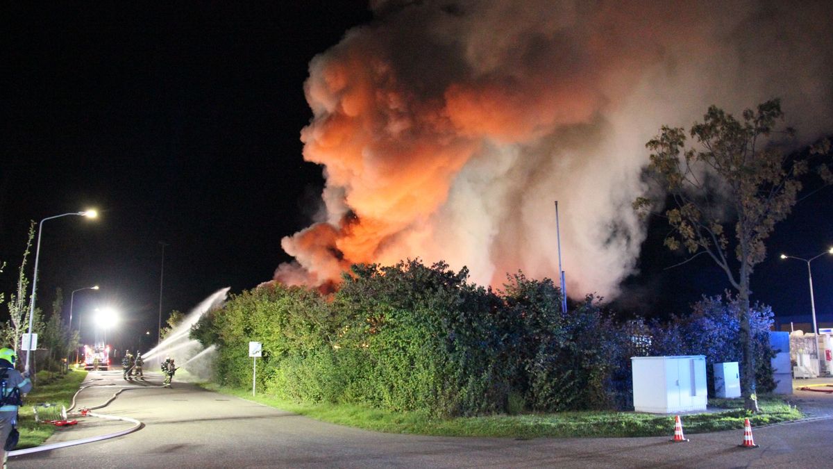 Grote afvalberg in brand bij afvalverwerker