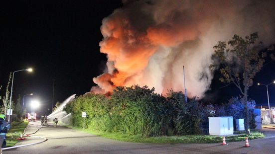 Grote afvalberg in brand bij afvalverwerker