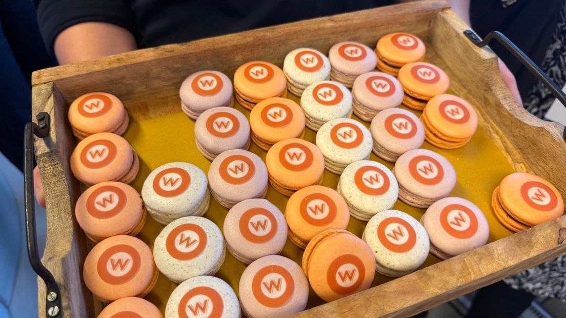 In de trein worden Wunderline-macarons uitgedeeld om te vieren dat de trein weer rijdt