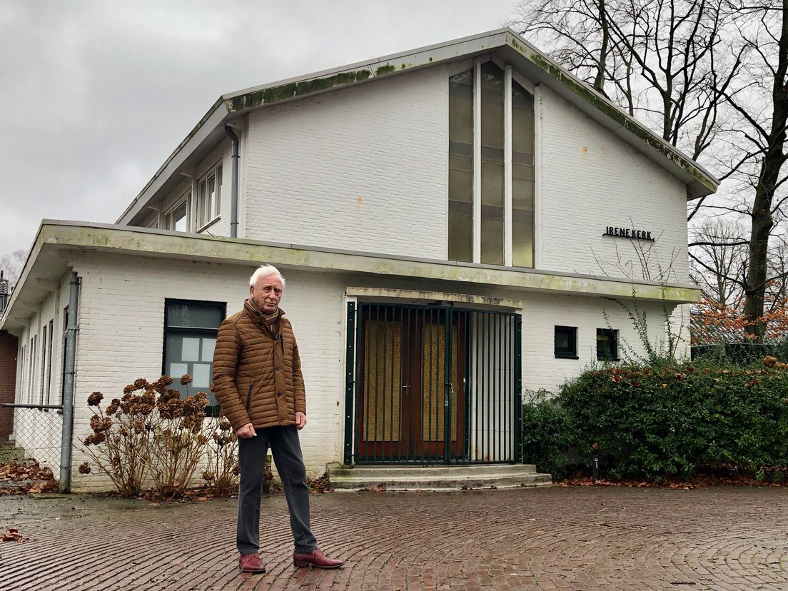 Foto predikant Piet Taselaar voor de Irenekerk