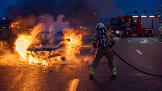 Vrachtwagen gekanteld bij Abcoude | Auto vliegt in brand op N201. Vrachtwagen gekanteld bij Abcoude | Auto vliegt in brand op N201.