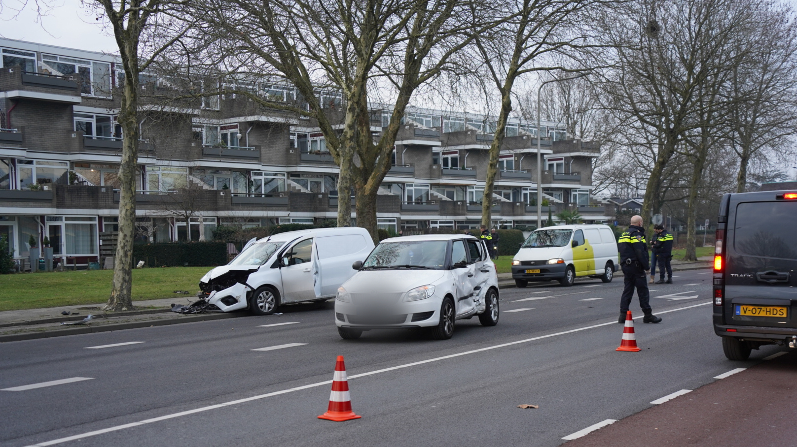 Drie personen, waaronder twee kinderen, naar ziekenhuis na aanrijding in Zwolle.