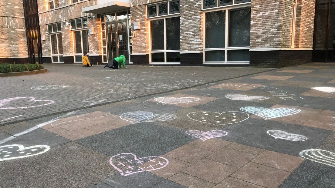 Het schoolplein is inmiddels volgekrijt met opbeurende teksten en plaatjes.