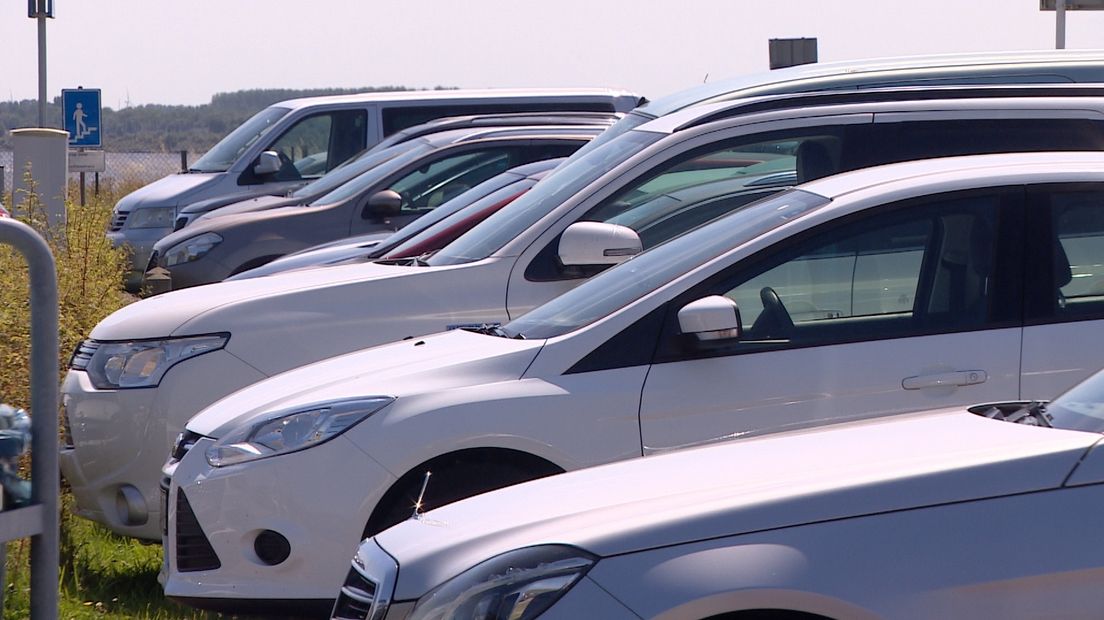 Auto's van Duitse toeristen staan geparkeerd aan de Walcherse kust