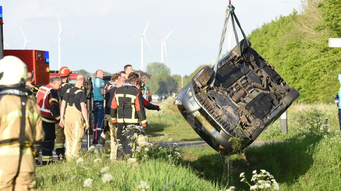 Auto uit sloot