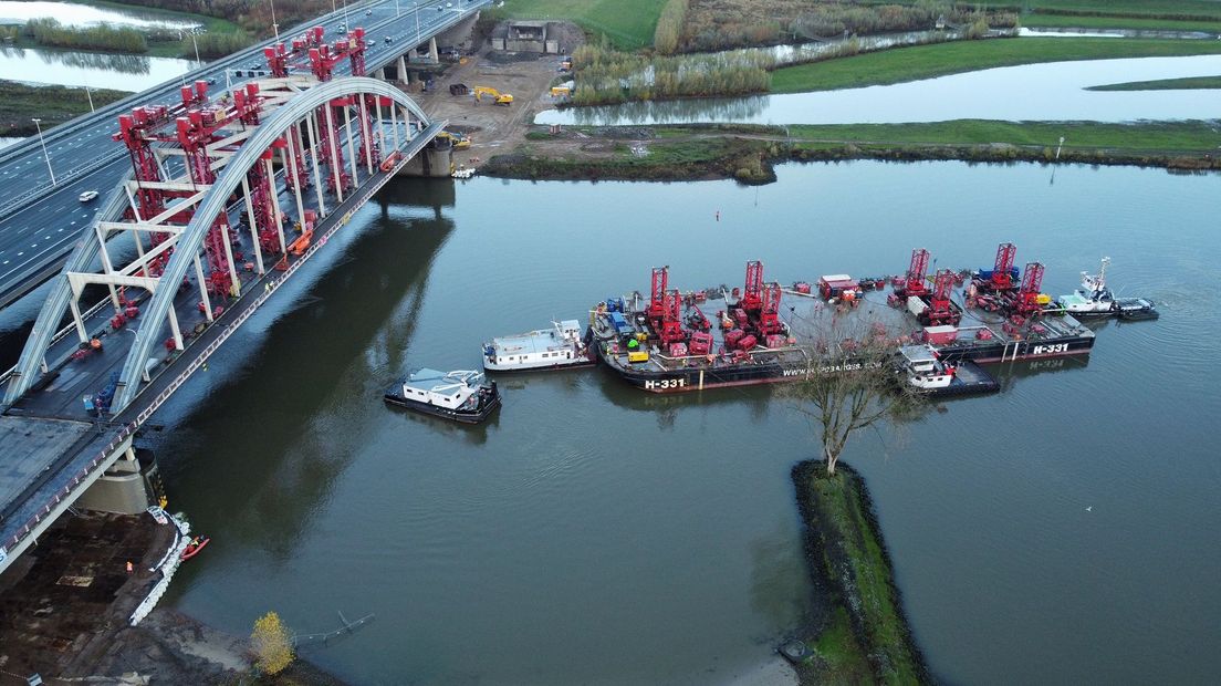 Het ponton komt aan bij de brug