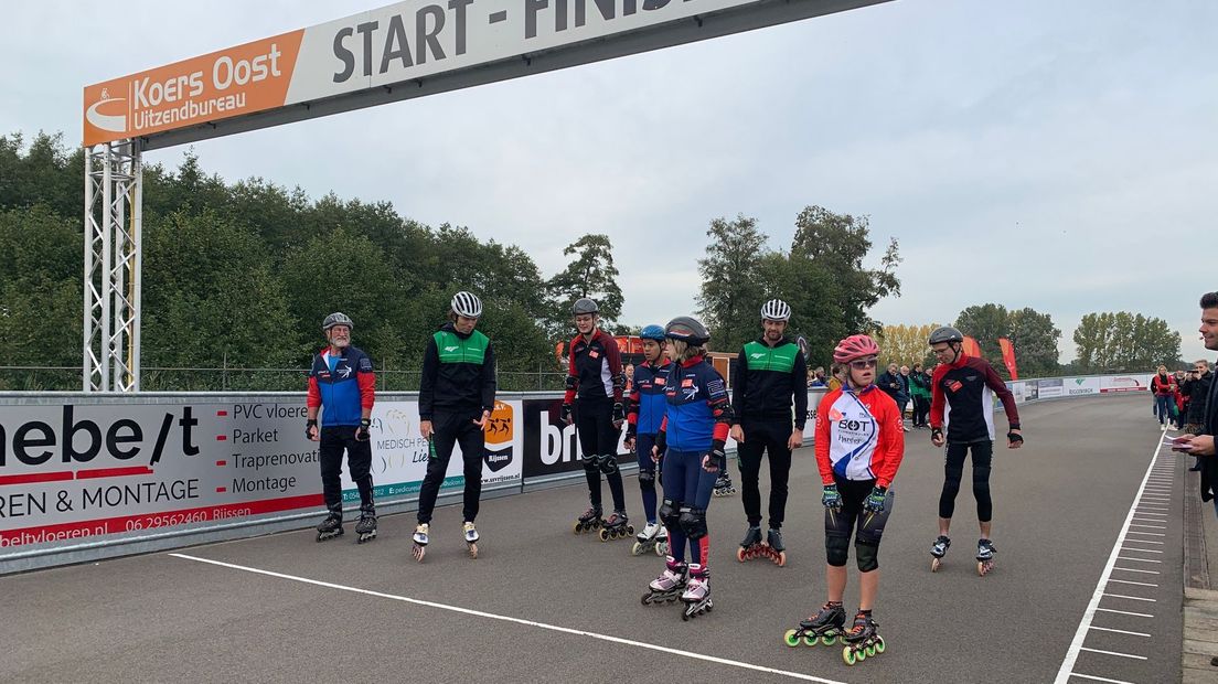 Enkele schaatsers van Team Reggeborgh gaan de strijd aan met de Special Olympiërs