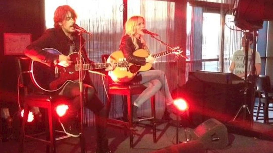 Ilse DeLange en Waylon tijdens optreden in Enschede