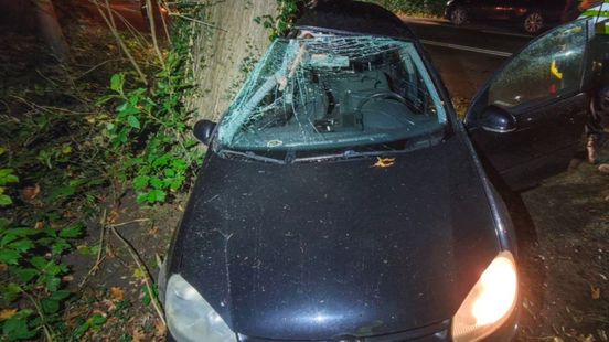 Auto total loss na botsing tegen boom. Auto total loss na botsing tegen boom.