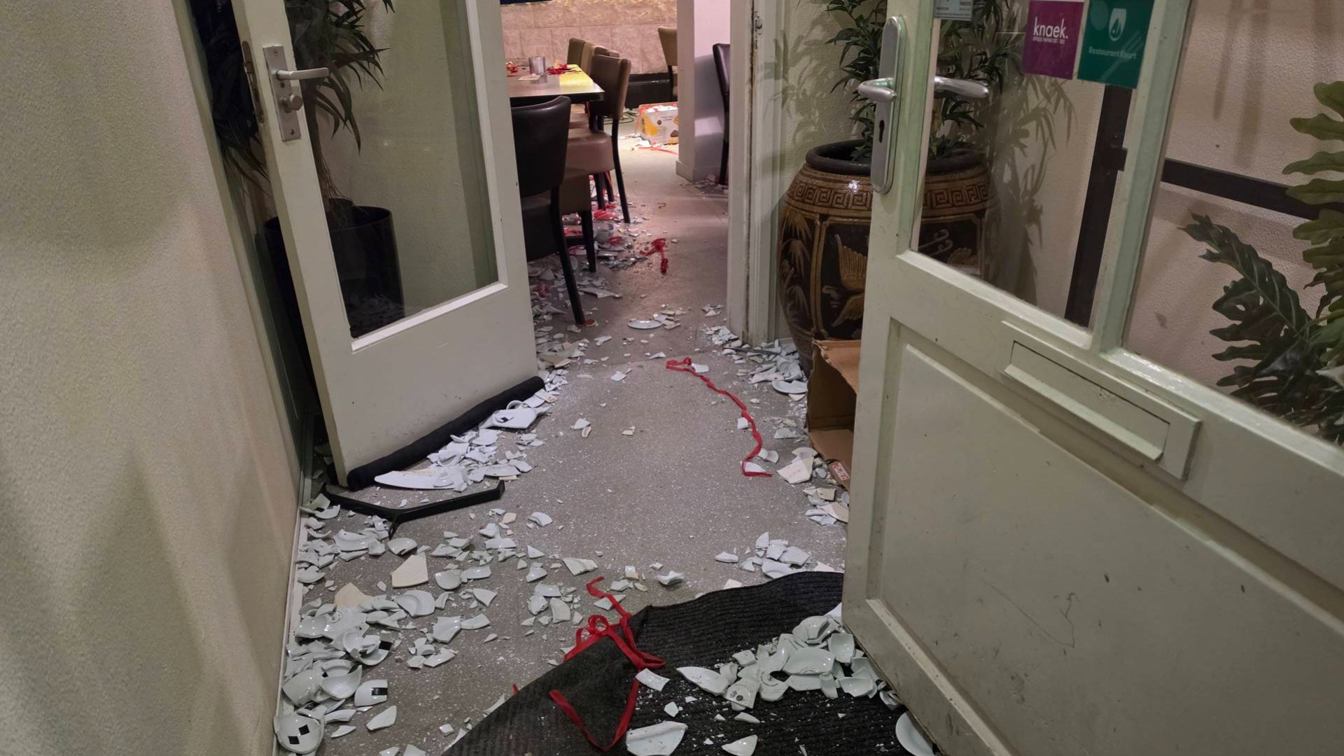 Ravage in Grieks restaurant • vaten olie gedumpt