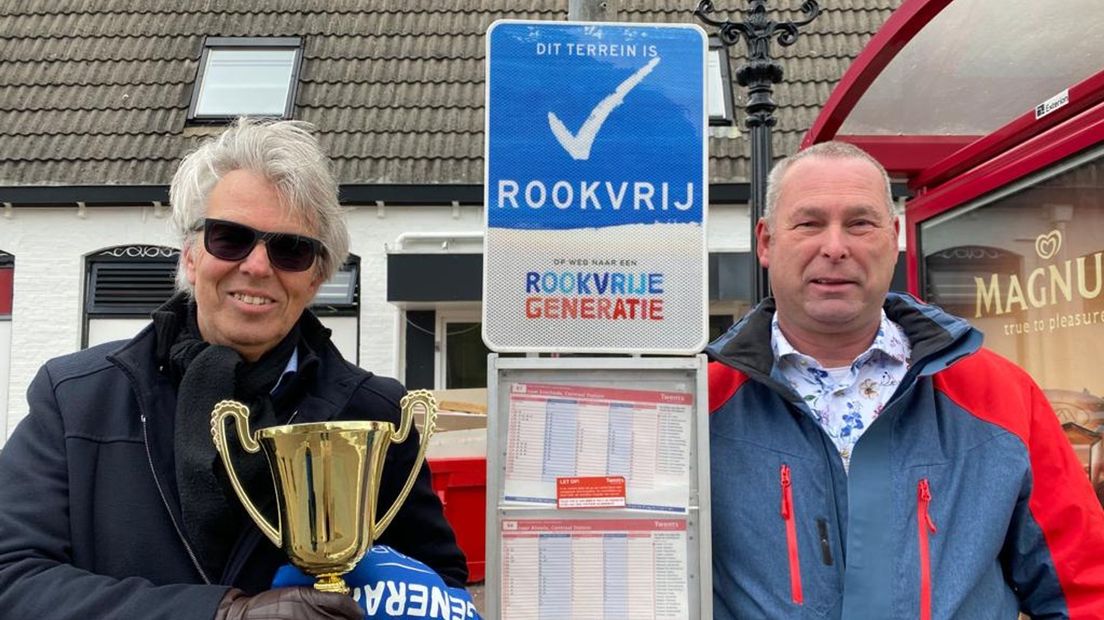 Marc Hinskens en Richard Roolvink met de rookvrije generatie award