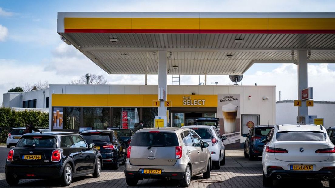 Nederlandse bestuurders bij een tankstation over de grens, vorig jaar april.