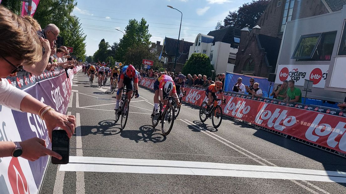 Kopecky wint de sprint op de Kerkewijk in Veenendaal