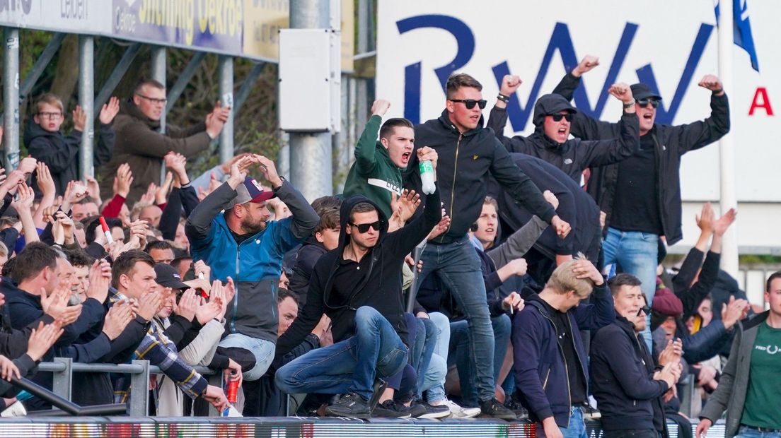 Supporters van de uitploeg tijdens Rijnsburgse Boys - Quick Boys