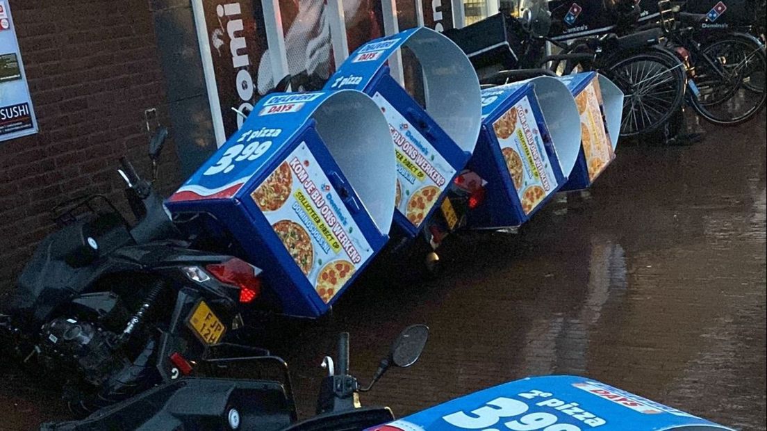 Omgevallen scooters voor een pizzazaak