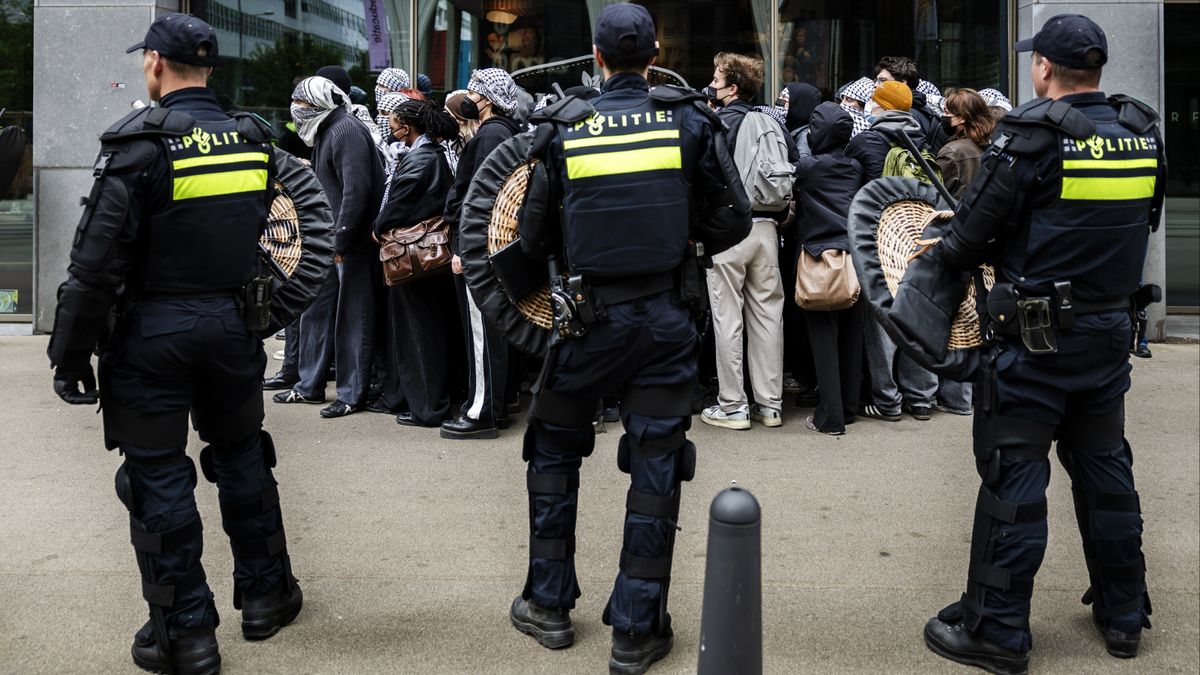 Politie grijpt in tijdens pro-Palestijnse demonstratie, sfeer onrustig bij universiteitsgebouw