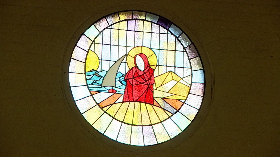 Een van de ramen in de kerk: Van Maria Sterre der Zee