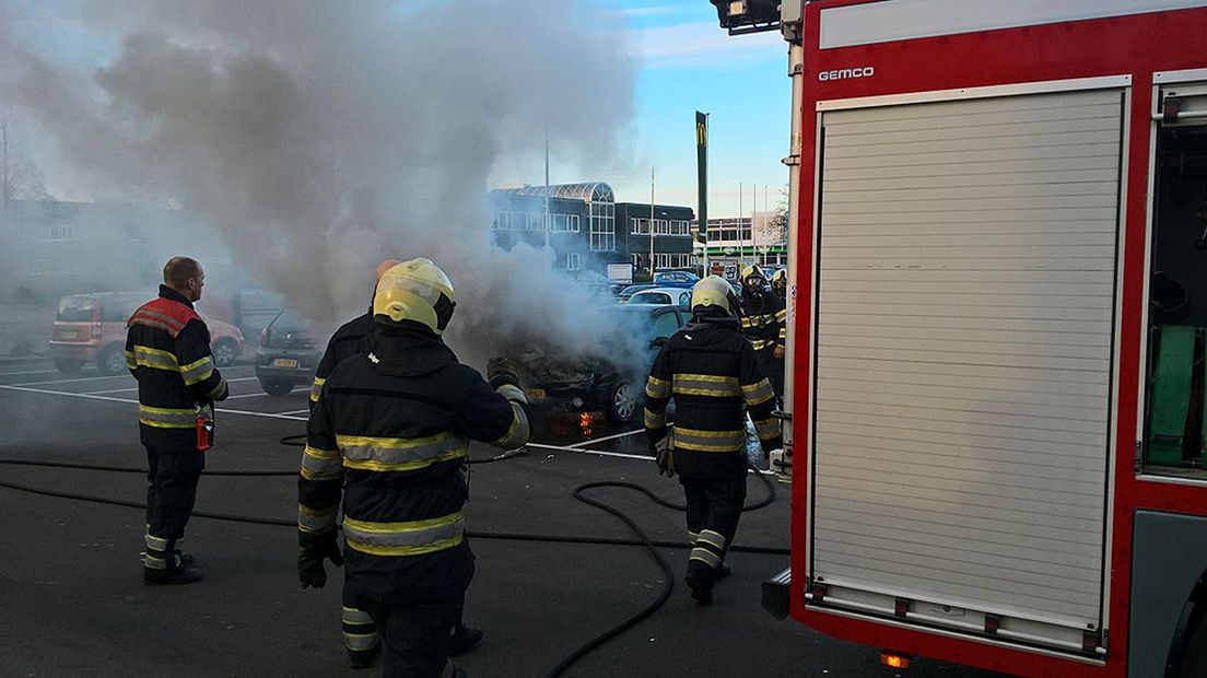 Er werd voorkomen dat de brand oversloeg naar andere auto's.