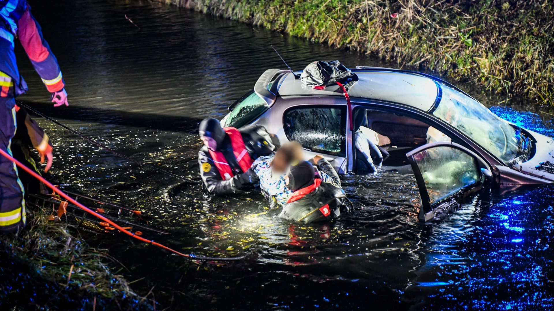 112-nieuws | Brandweer Haalt Vrouw Uit Te Water Geraakte Auto - Omroep West