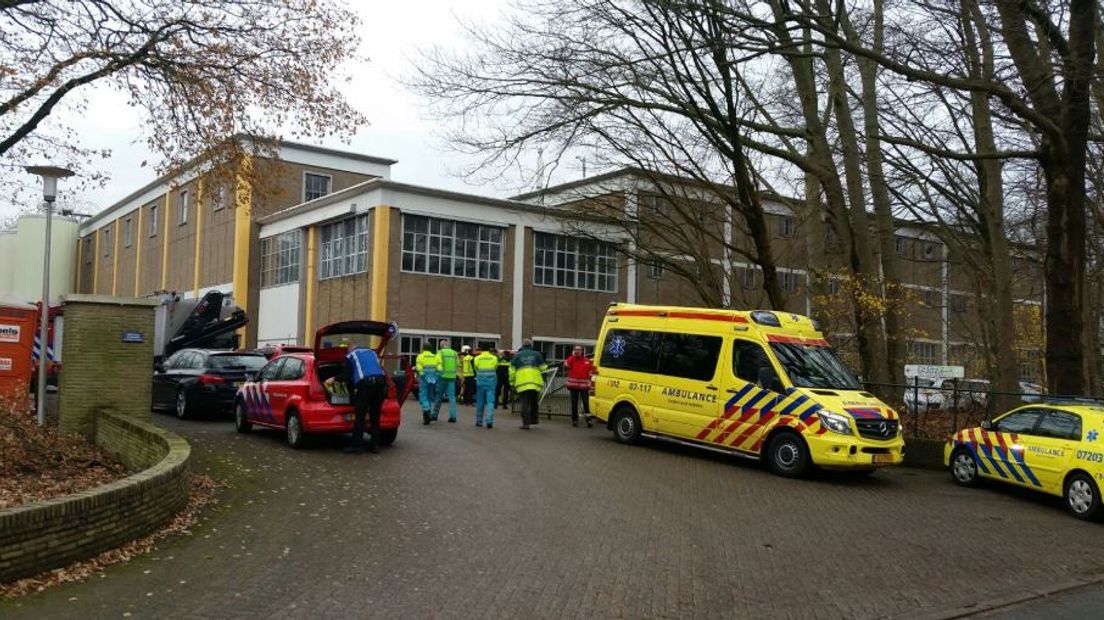 Een medewerker van CSK Food Enrichment aan de Nizolaan in Ede is gewond geraakt nadat azijnzuur was vrijgekomen. Volgens de brandweer heeft de medewerker een brandwond aan zijn voet opgelopen. Acht anderen kwamen alleen in aanraking met de damp.