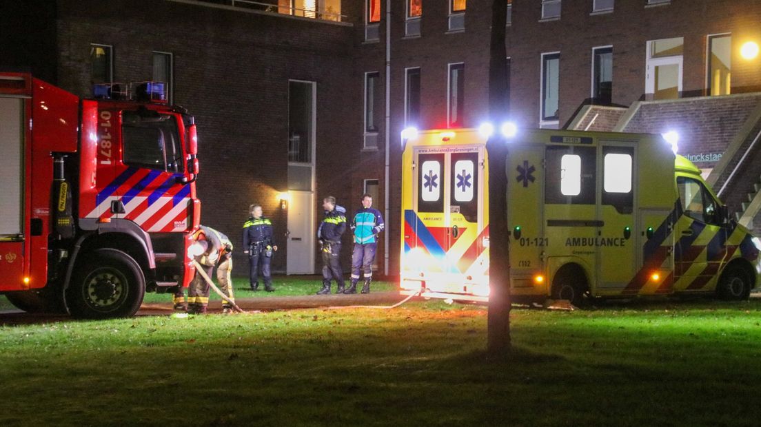 De brandweer bevestigt een sleepkabel aan de vastzittende ambulance in Stad