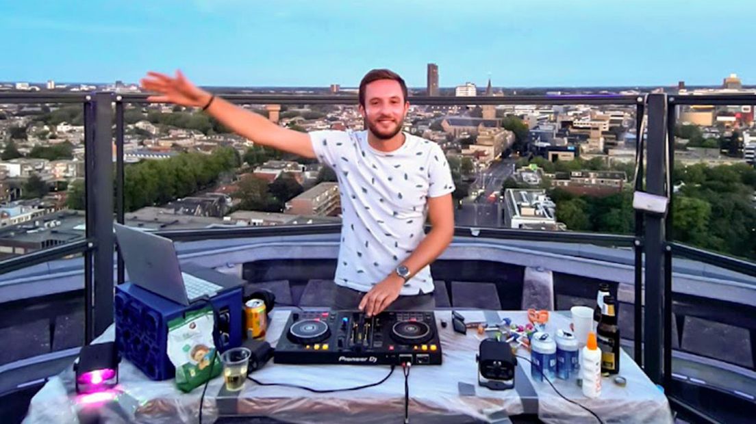 Corné tijdens zijn 'party with a view' op het dakterras.
