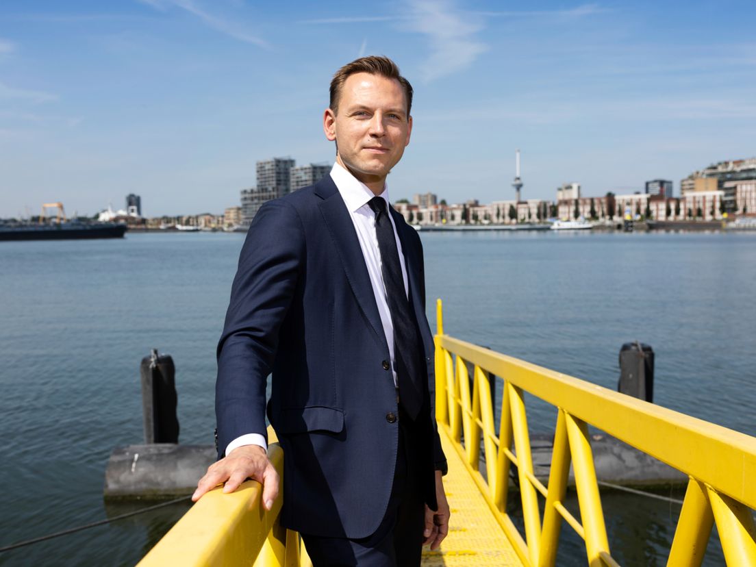 Wethouder Tim Versnel laat de plek zien waar het park moet komen.