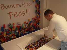 Brian heeft een eigen lunchroom, waarin hij ook LEGO verkoopt