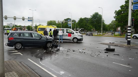 Flinke ravage na ongeval op Ceintuurbaan in Zwolle. Flinke ravage na ongeval op Ceintuurbaan in Zwolle.