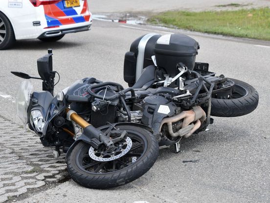 Drie motorrijders botsen op elkaar, een persoon gewond