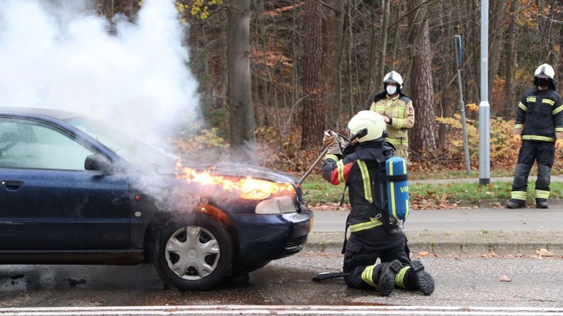 De brandweer moest de motorkap openbreken om het vuur te kunnen blussen  (Rechten: De Vries Media)
