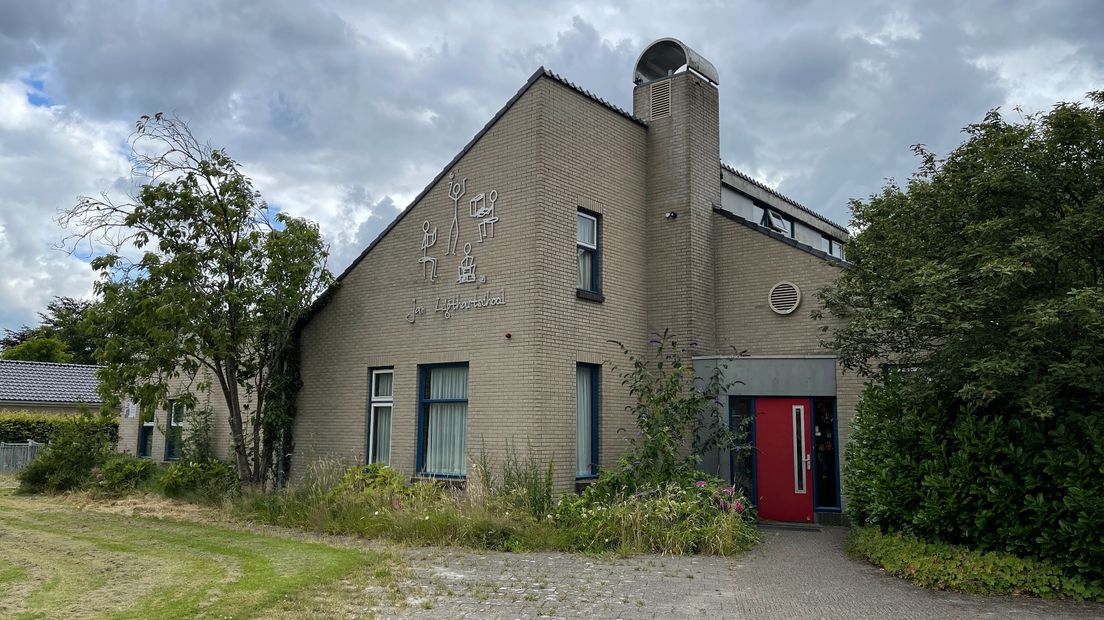 Het gebouw van de voormalige Jan Lighthartschool in Westerbroek waar kindcentrum De Apenrots is gevestigd