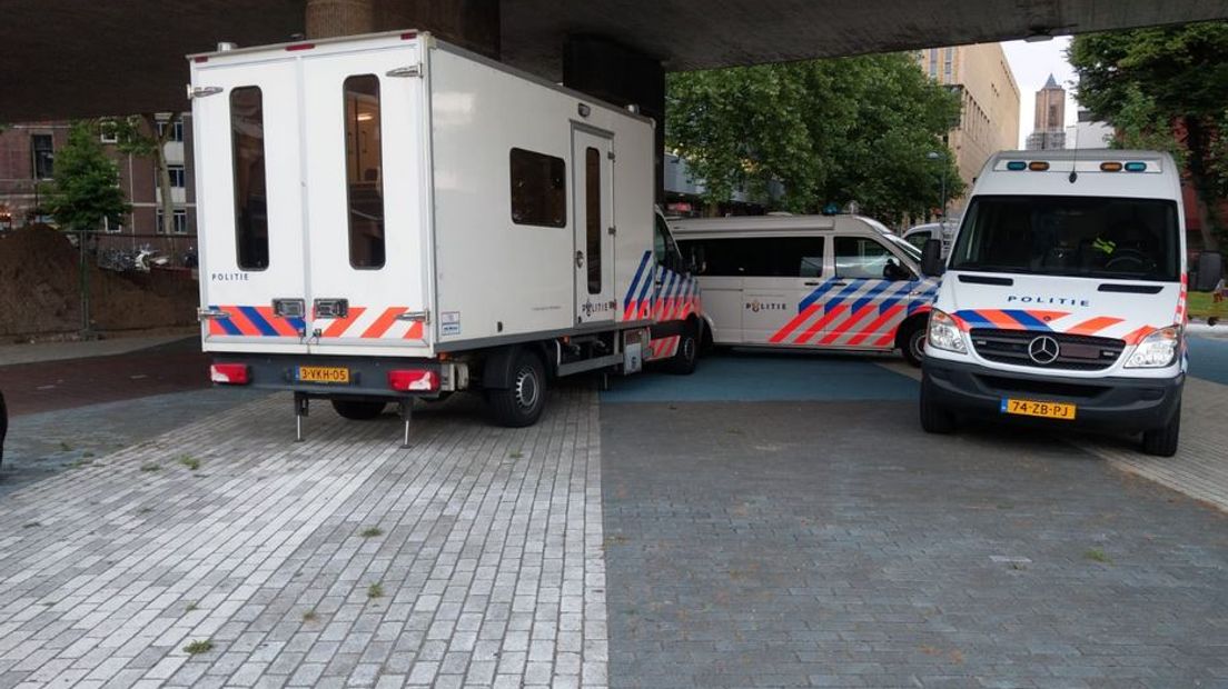 De politie heeft zaterdagavond een grote verkeerscontrole gehouden in de binnenstad van Arnhem. Verkeersdeelnemers werden op het Roermondsplein aan de kant gezet en moesten meewerken aan een alcoholtest.