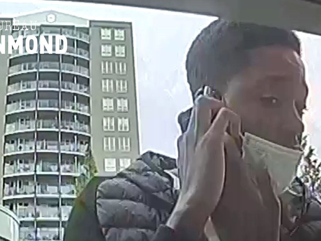 Eén van de verdachten tijdens het pinnen