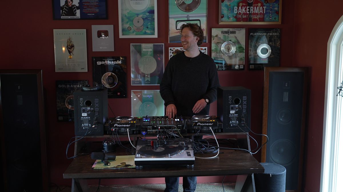 Lodewijk (34) uit Markelo is naast wereldberoemde dj ook hobbyboer